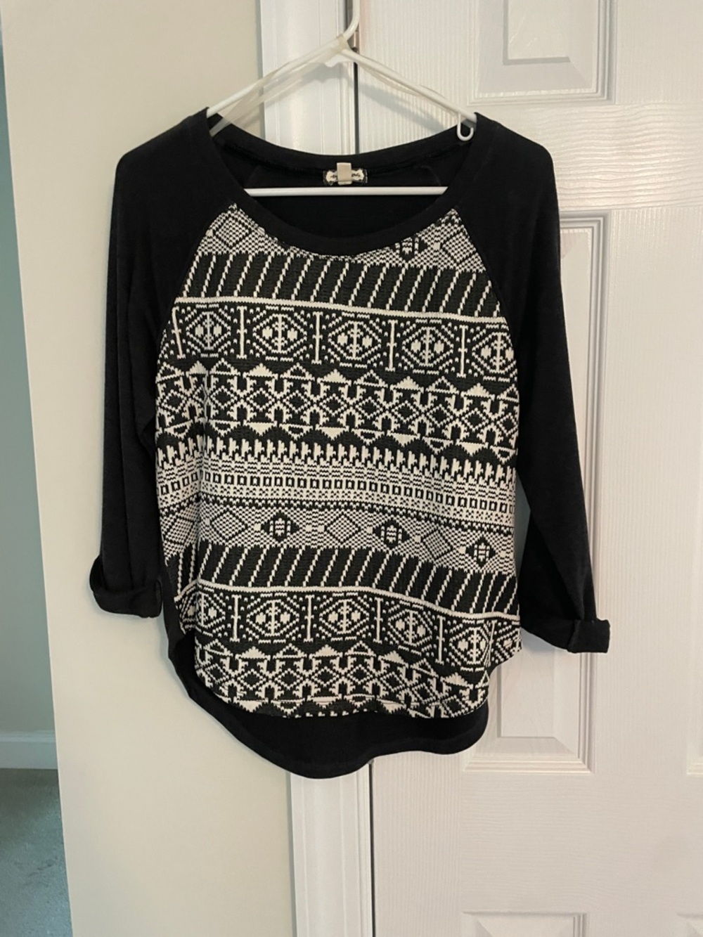 Eyeshadow Black & White Geometric Raglan Long Sleeve Tee